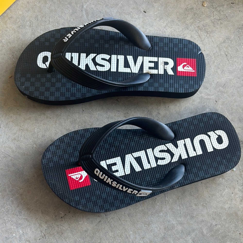 Quiksilver Black and White Flip Flops Boys size 11/12